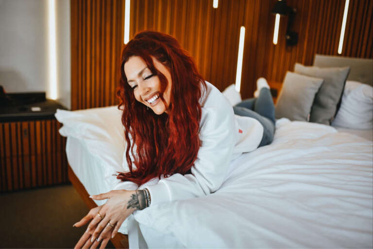 aline auf dem bett