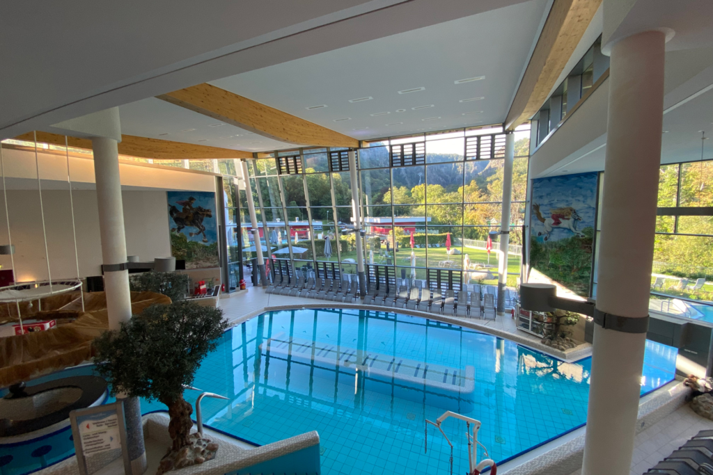 Hallenbad der Bodetal Therme Thale mit großer Glasfront und Bergblick