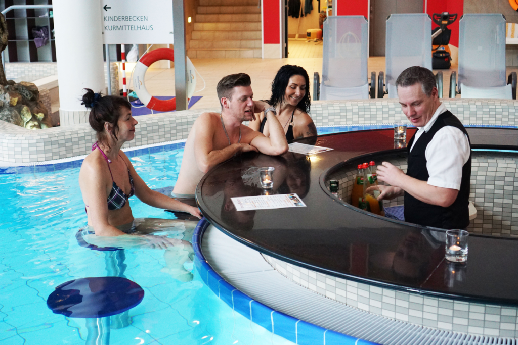 Poolbar-Service der Bodetal Therme Thale – Barkeeper serviert Gäste