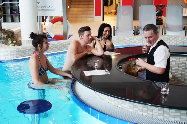 Poolbar-Service der Bodetal Therme Thale – Barkeeper serviert Gäste