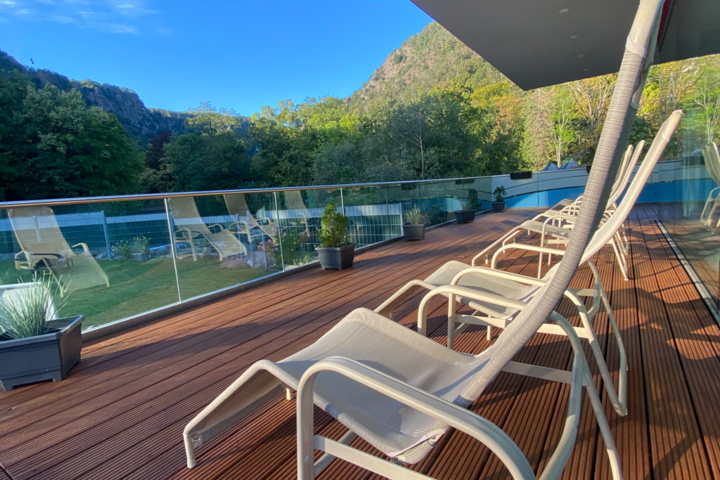 Sonnenterrasse der Bodetal Therme Thale mit Liegestühlen und Bergblick