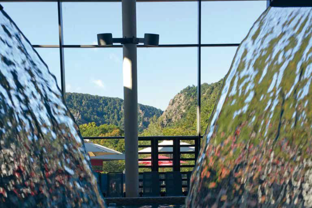 Wasserfall der Bodetal Therme Thale mit Blick auf den Bode-Felsen