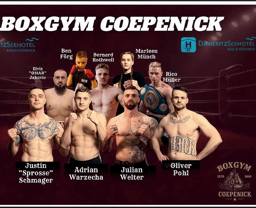 Acht Boxer posieren vor einem kastanienbraunen Hintergrund mit Sponsorenlogos und dem Text "BOXGYM COEPENICK". Einige halten Meisterschaftsgürtel; ihre Namen sind über oder unter jeder Person aufgeführt.