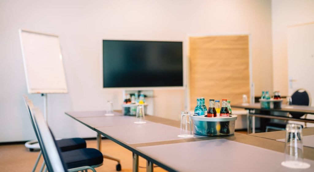 Konferenzraum mit Getränkestation, Flipchart und natürlichem Licht