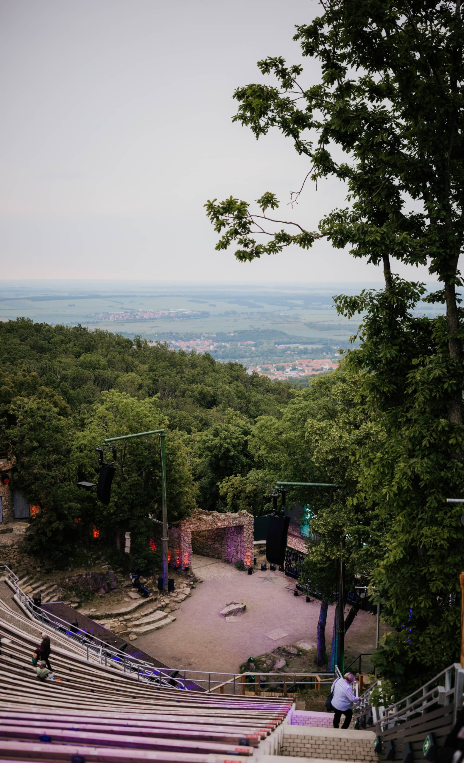 Blick über das Harzer Bergtheater mit Panorama auf das Umland und eine mittelalterliche Naturbühne.