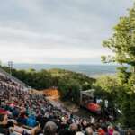 Großes Publikum im Harzer Bergtheater verfolgt eine Vorstellung mit Panoramablick ins Tal.