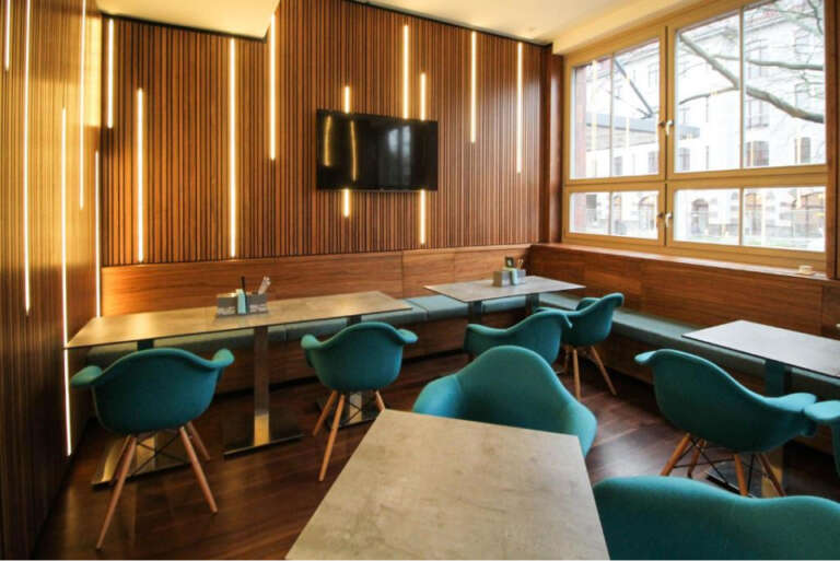 h24 hotel berlin lichtenberg frühstücksbereich