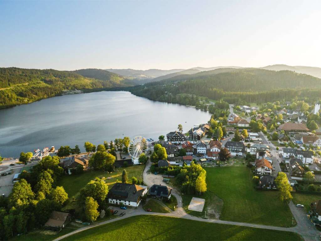 Blick auf die Gemeinde Titisee und den See, sowie das Riesenrad