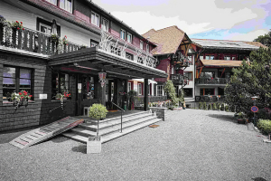 Vorderansicht vom Eingangsbereich des Hotel Hochfirst by H24 Hotels.