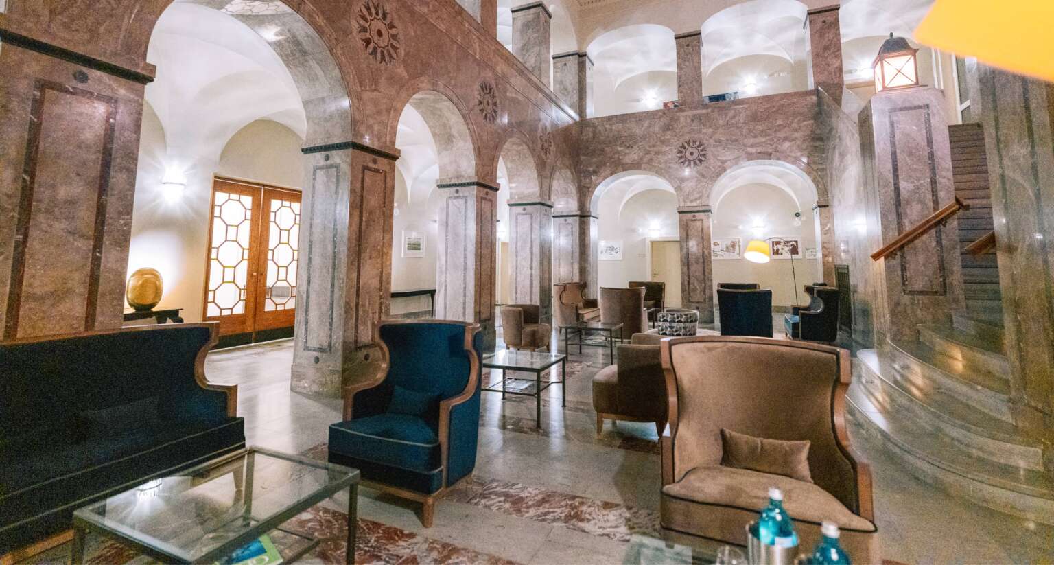 h24 Hotel Thale, historische Hotellobby mit Marmorbögen und blauen Samtsesseln