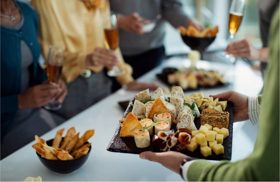 Nahaufnahme einer Person, welche Snacks serviert