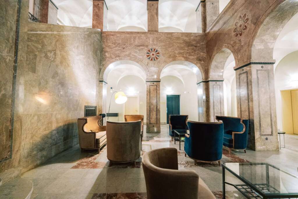 h24 hotel Thale Historische Hotellobby mit Marmorbögen und blauen Samtsesseln
