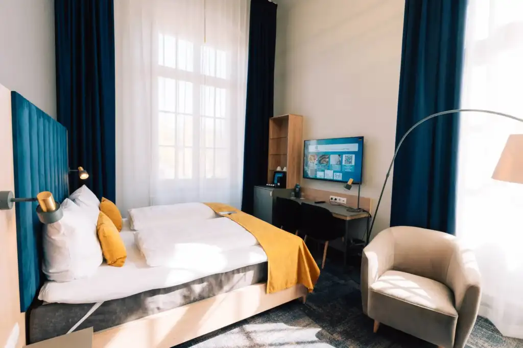 H24 Thale Hotelzimmer mit Doppelbett und TV
