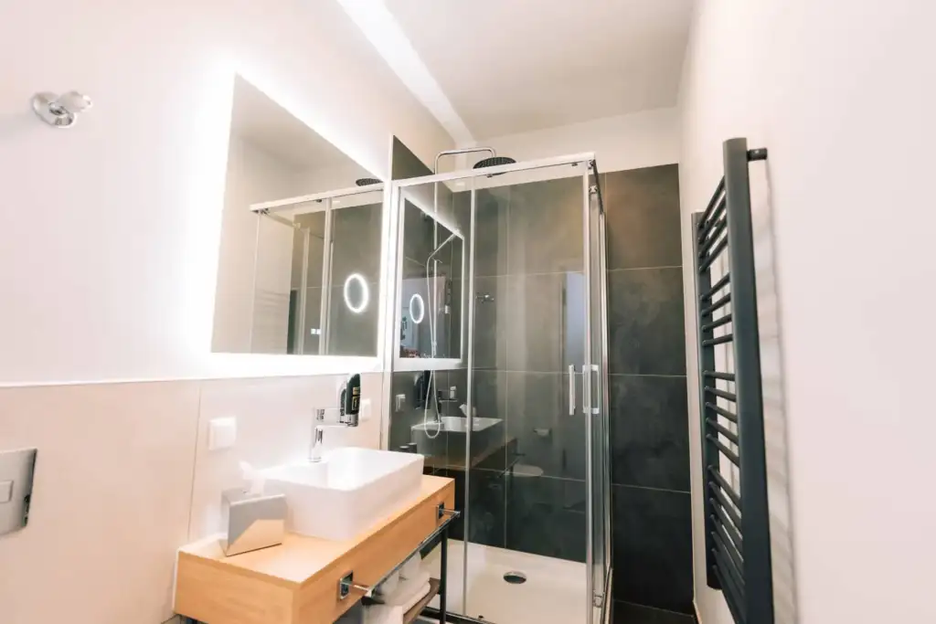 H24 Thale Badezimmer mit Glasdusche