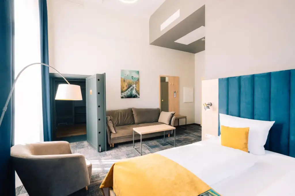 H24 Thale Suite mit Bett und Sitzbereich