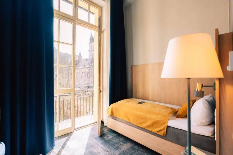 H24 Thale Zimmer mit Balkon und Altbau-Blick