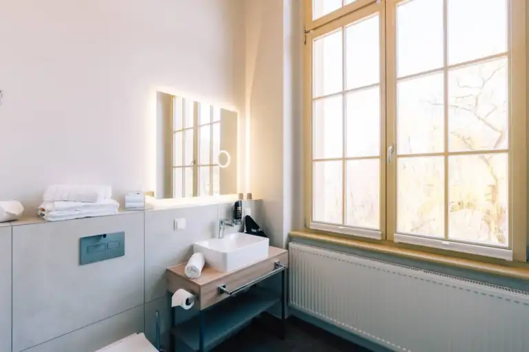 H24 Thale Badezimmer mit Holzwaschtisch