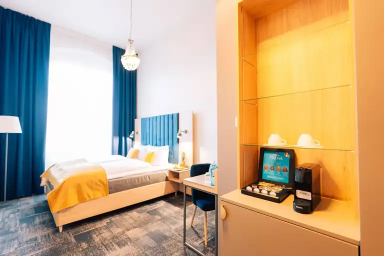 H24 Thale Zimmer mit Bett und Nespresso-Station