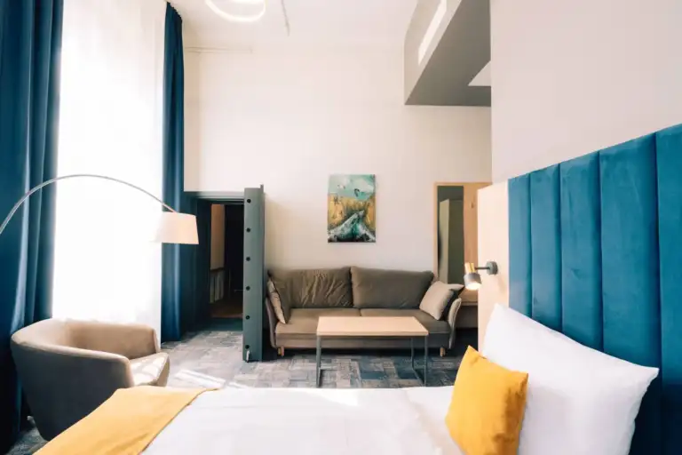 H24 Thale Suite mit Bett und Bogenstehlampe