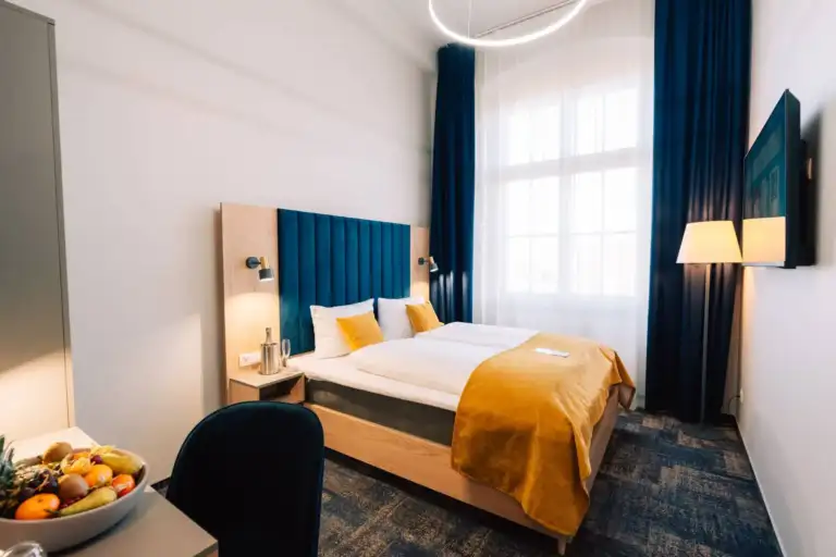 H24 Thale Zimmer mit Doppelbett und Obstschale