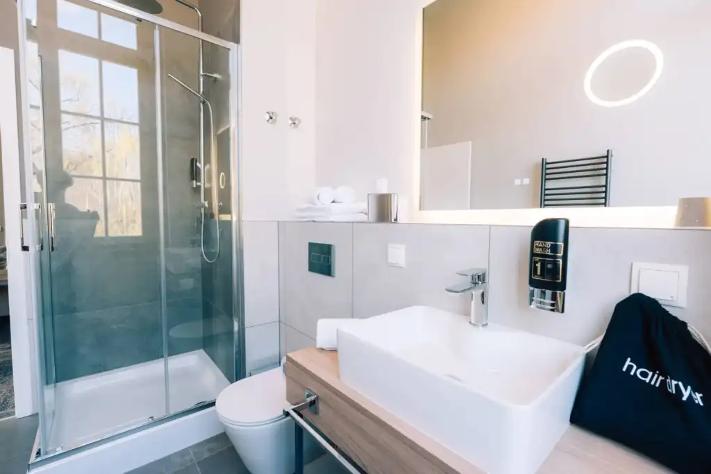 H24 Thale Badezimmer mit Glasdusche und Spiegel