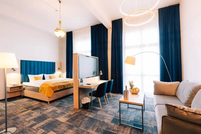 H24 Thale Suite mit Doppelbett und Sitzbereich