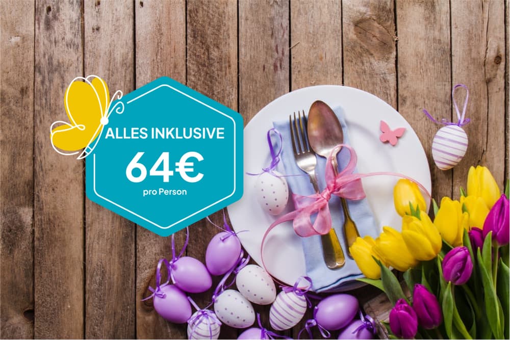 Draufsicht auf einen Tisch mit Ostereiern und dekorativen Blumen