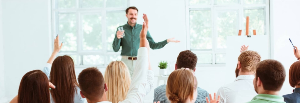 Redner bei einem Geschäftstreffen im Konferenzsaal