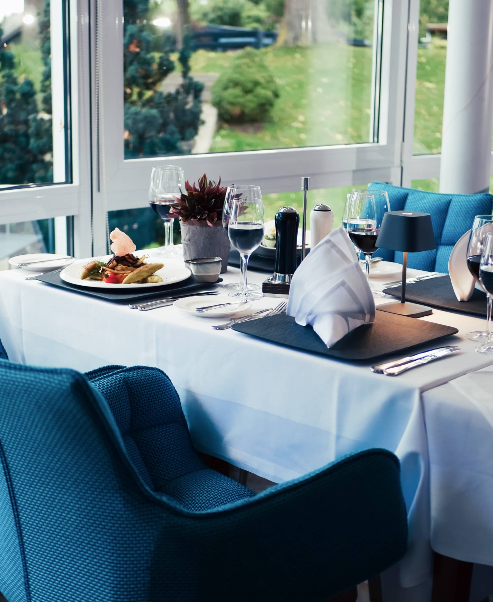 Gedeckter Tisch im Restaurant HessenWinkel mit Blick ins Grüne