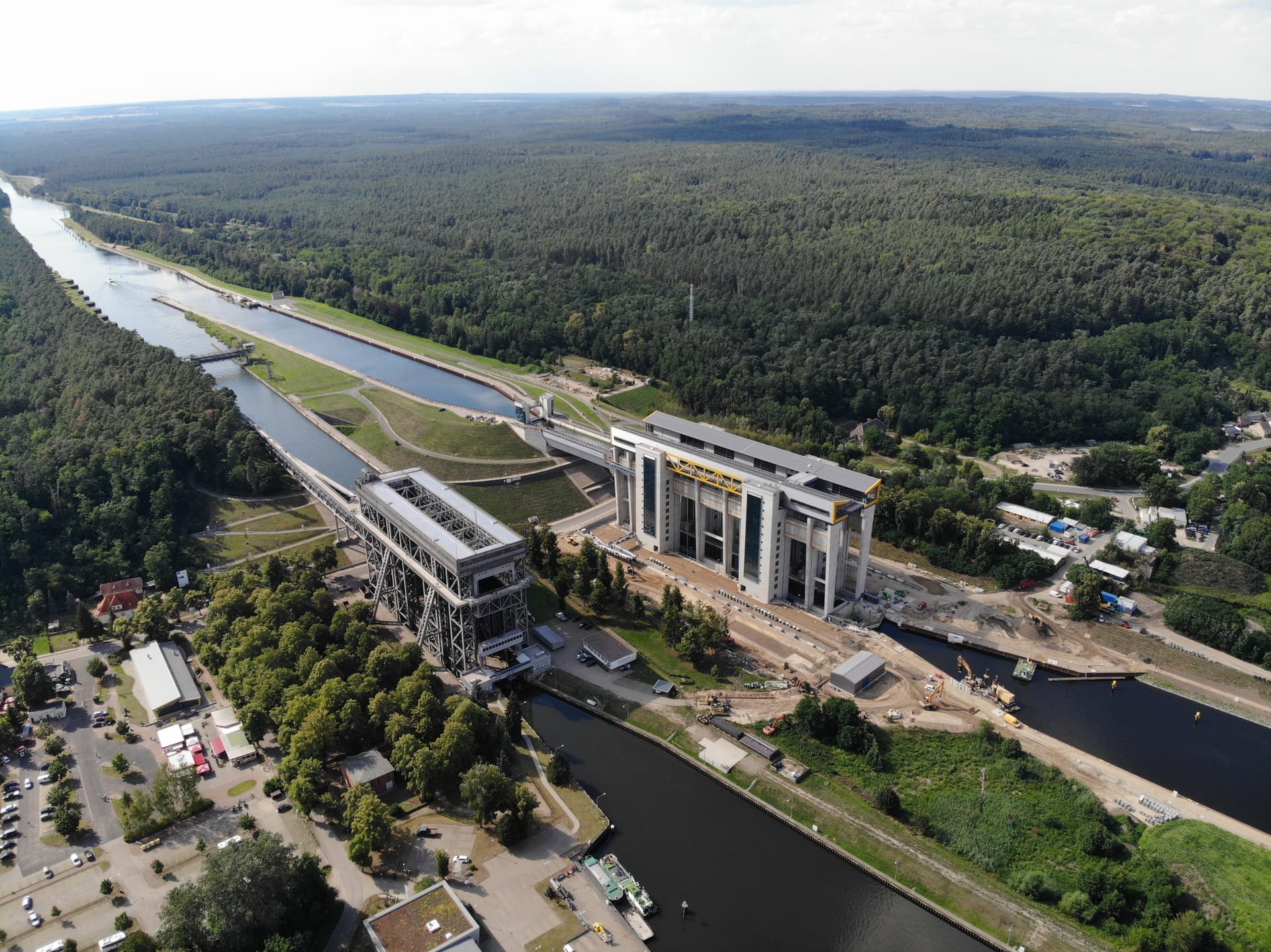 Das alte und neue Schiffshebewerk Niederfinow in Brandenburg in einer Drohnenansicht mit wunderschönem Blick über das gesamte Gelände.