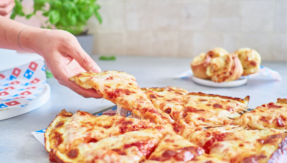Leckere Pizza mit Käse von Domino
