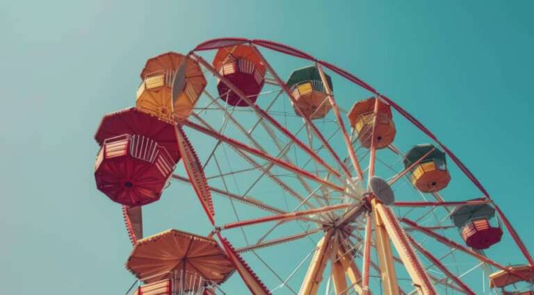 Riesenrad am Titisee vor blauem Himmel im Schwarzwald
