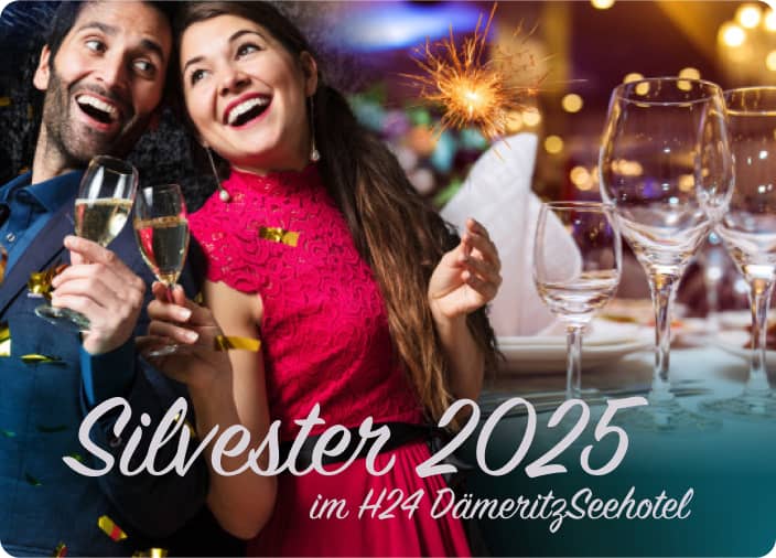 Silvester 2025 im H24 Dämeritz Seehotel - Paar mit Sektgläsern feiert mit Wunderkerzen