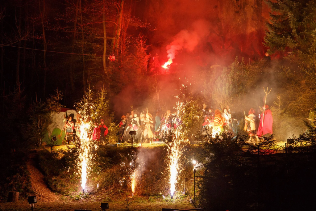 Walpurgisnacht am Hexentanzplatz Thale – Hexen mit Feuershow im Harz