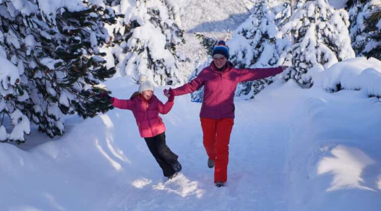 [winterurlaub-hinterzarten-schwarzwald.jpg](/Users/sylviomurer/Documents/Codex/2026-08-26/referenced-chatgpt-conversation-this-is-an/outputs/winterurlaub-hinterzarten-schwarzwald.jpg)Erwachsene Person und Kind beim Winterspaziergang im tief verschneiten Schwarzwald bei Hinterzarten