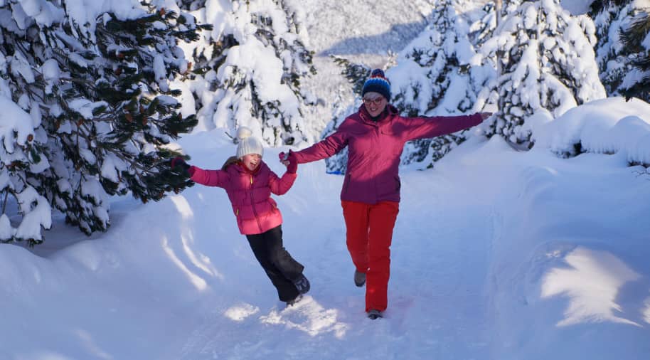 [winterurlaub-hinterzarten-schwarzwald.jpg](/Users/sylviomurer/Documents/Codex/2026-08-26/referenced-chatgpt-conversation-this-is-an/outputs/winterurlaub-hinterzarten-schwarzwald.jpg)Erwachsene Person und Kind beim Winterspaziergang im tief verschneiten Schwarzwald bei Hinterzarten